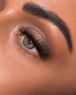 eyeshadow glitter on lady