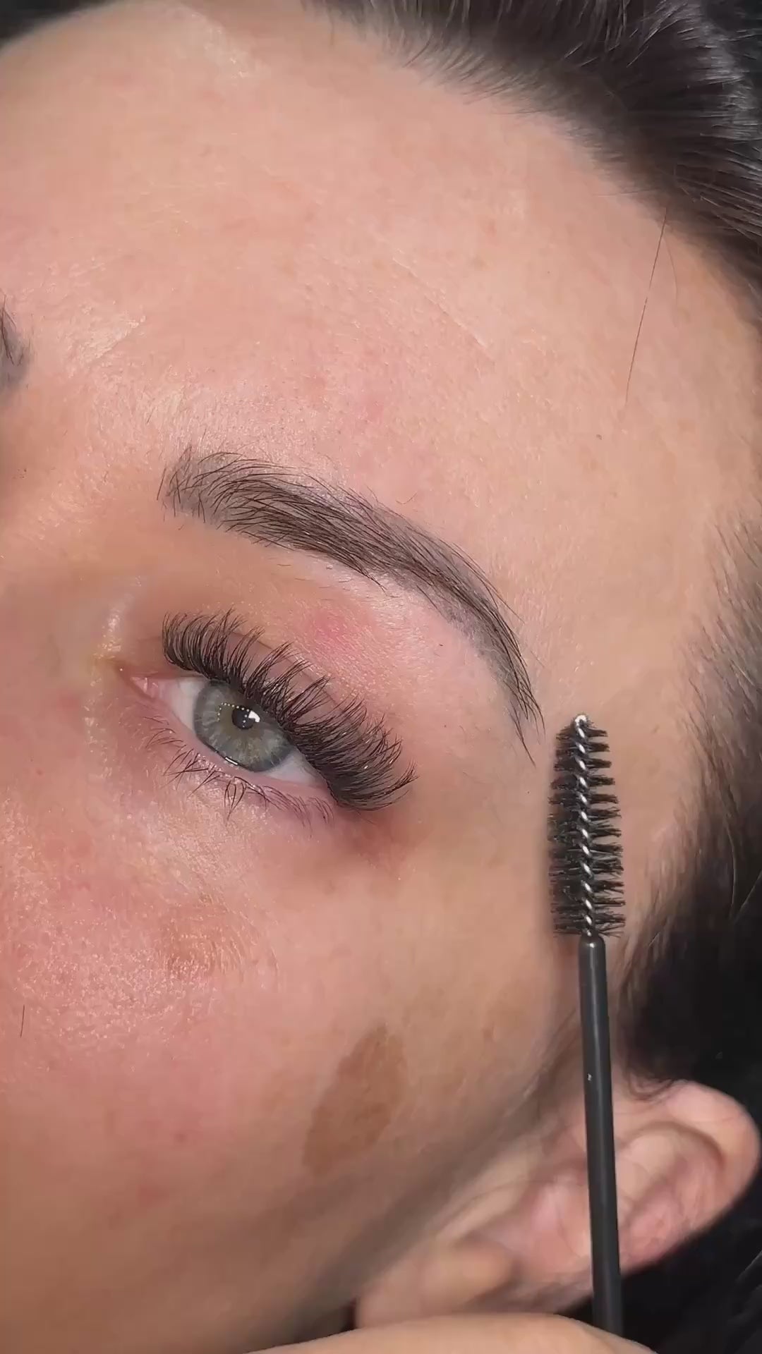 applying brow pen 